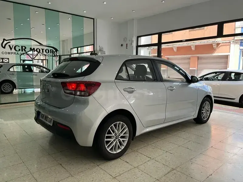 Usado Kia Rio 100 CV (73 kW) 2020 Gris / plata Berlina