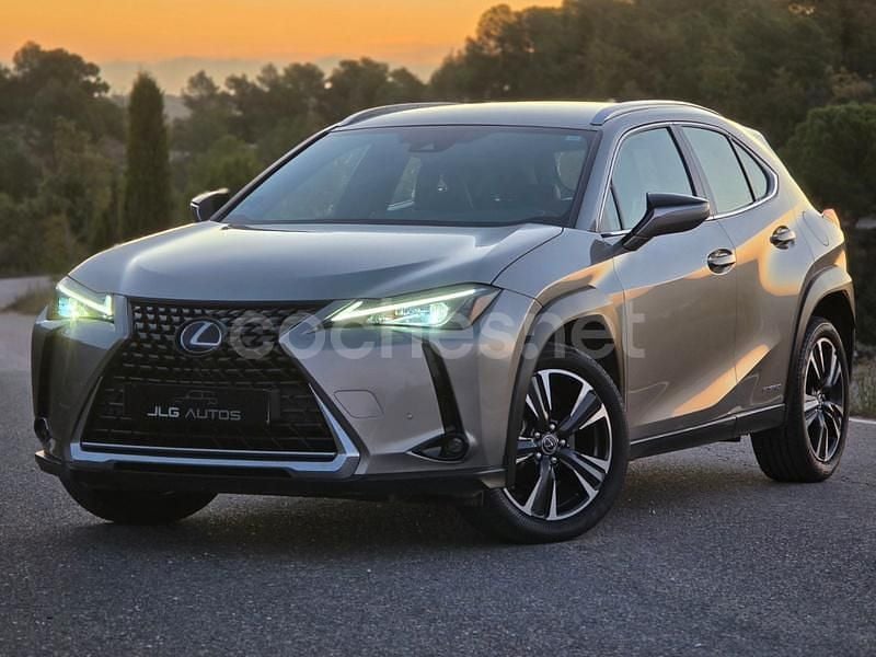 Gris / plata Usado 2021 Lexus UX SUV | 24.900 € (Buen precio) - Imagen 1/4