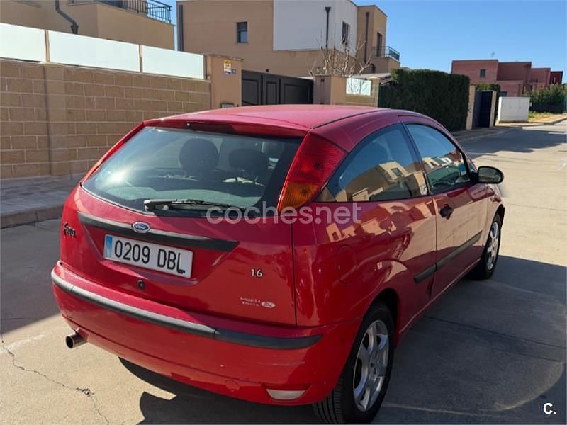 Usado Ford Focus Trend 100 CV (73 kW) 2004 Rojo Berlina