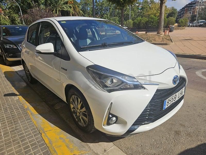 Usado Toyota Yaris Hybrid Advance 100 CV (73 kW) 2020 Blanco Berlina