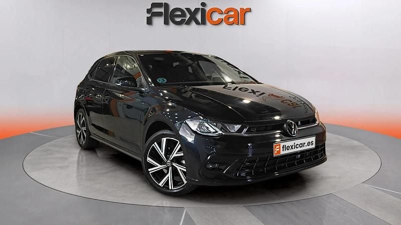 Usado VW Polo R-line 110 CV (80 kW) 2022 Negro Utilitario