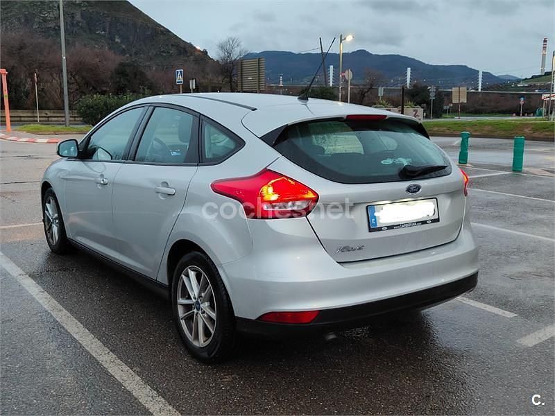 Gris / plata Usado 2016 Ford Focus Trend Berlina | 11.000 € (Precio justo) - Imagen 1/4