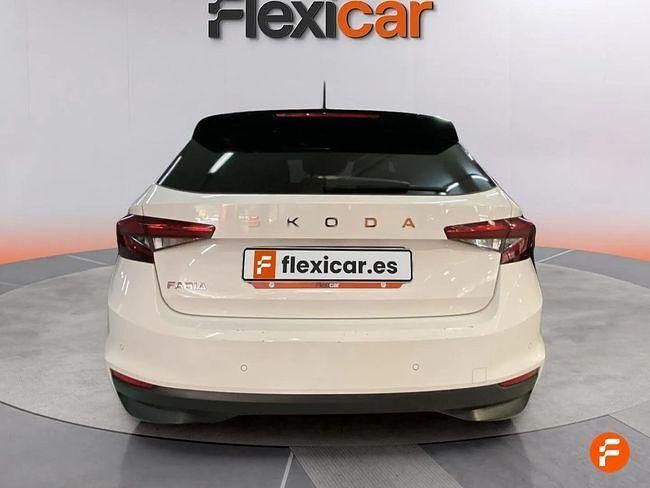 Usado Skoda Fabia Selection 95 CV (69 kW) 2024 Blanco Berlina