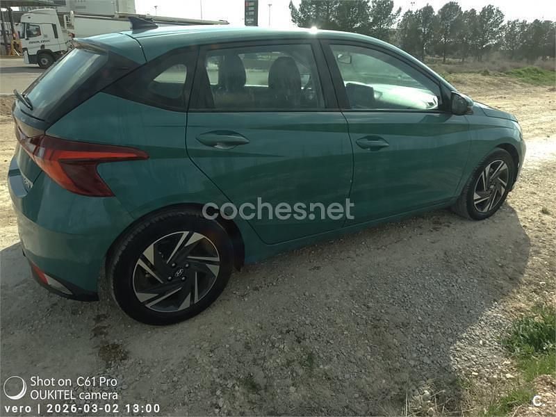 Usado Hyundai i20 100 CV (73 kW) 2023 Verde Utilitario