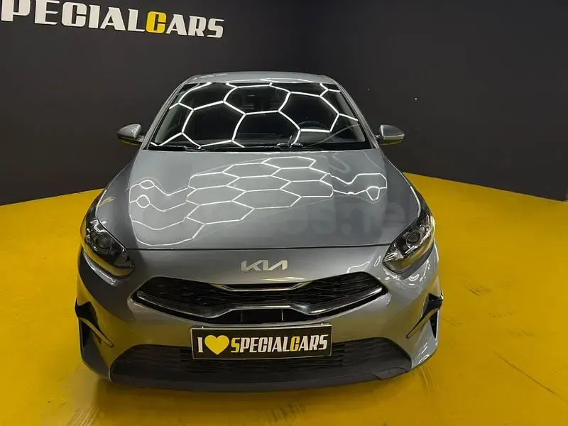 Usado Kia Ceed 100 CV (73 kW) 2022 Gris / plata Utilitario