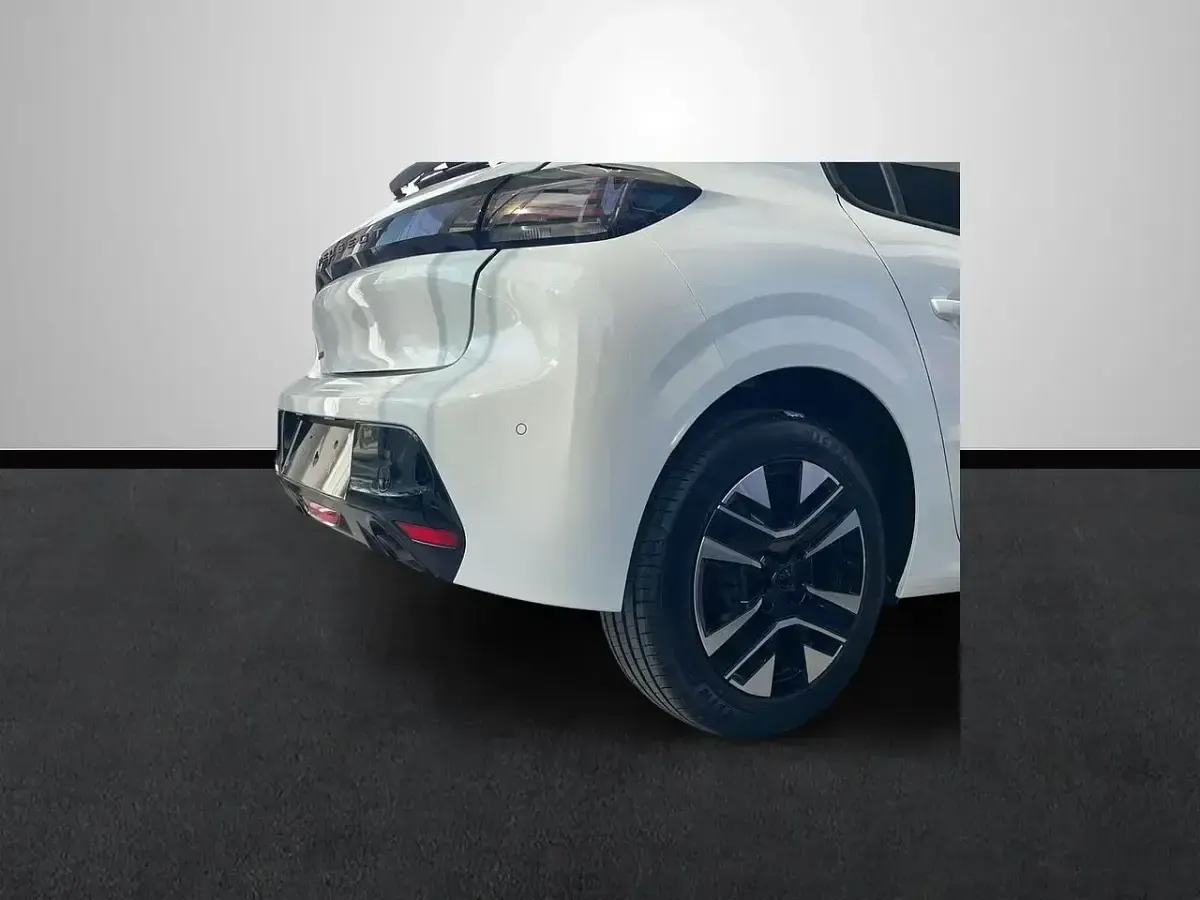 Usado Peugeot 208 Allure 102 CV (75 kW) 2024 Gris Utilitario