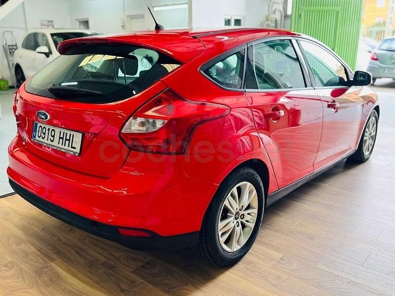 Usado Ford Focus Trend 95 CV (69 kW) 2012 Rojo Berlina
