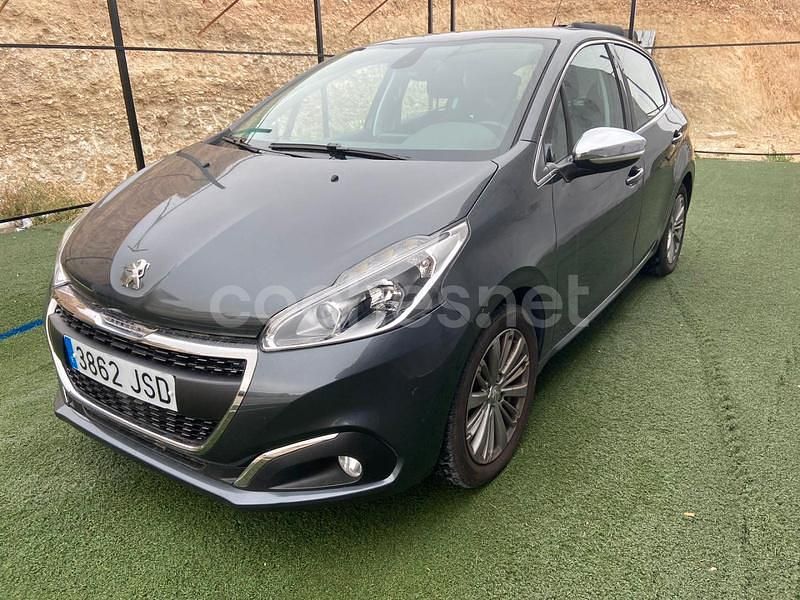 Gris / plata Usado 2017 Peugeot 208 Allure Utilitario | 7999 € (Buen precio) - Imagen 1/4