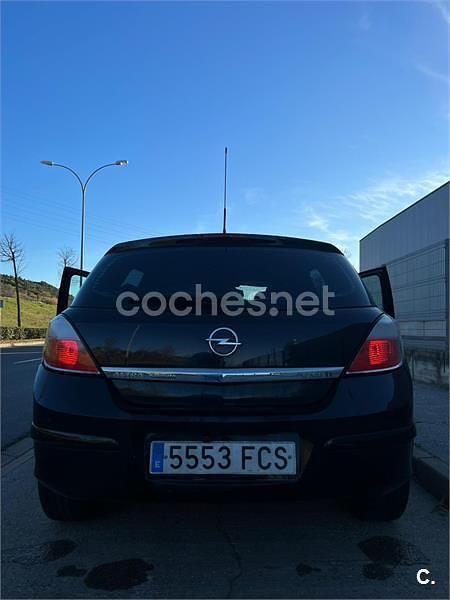 Usado Opel Astra Cosmo 100 CV (73 kW) 2006 Negro Berlina
