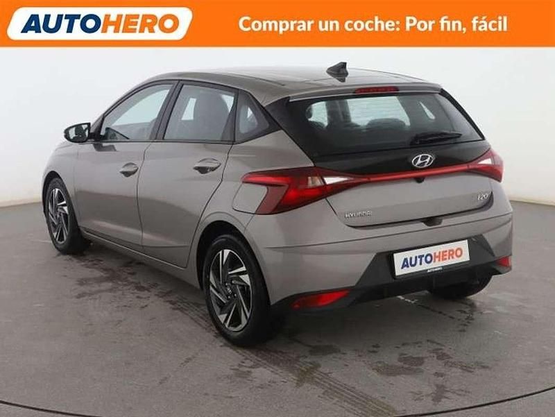 Usado Hyundai i20 101 CV (74 kW) 2022 Gris Utilitario