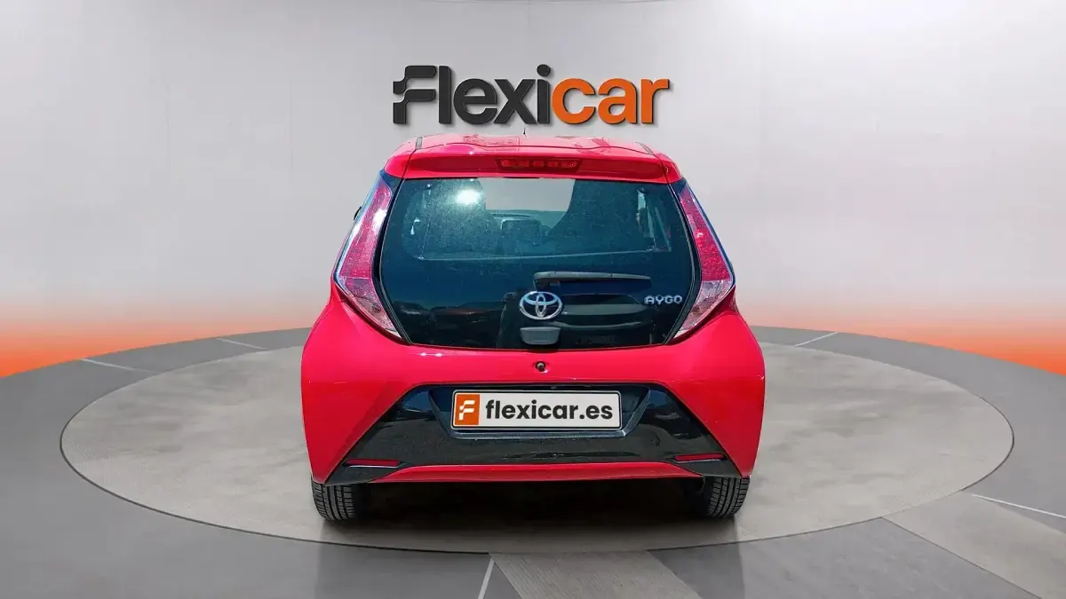 Usado Toyota Aygo X-play 72 CV (52 kW) 2017 Rojo Utilitario