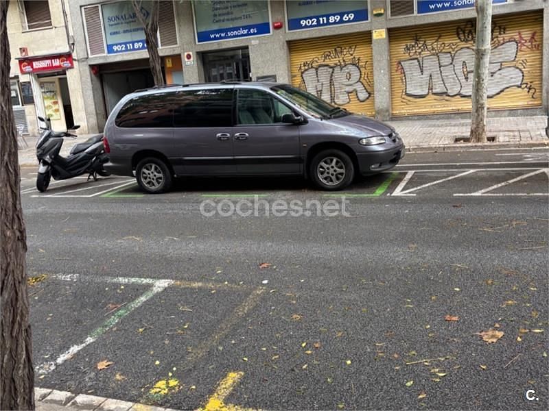 Usado Chrysler Grand Voyager 166 CV (122 kW) 1997 Gris / plata Monovolumen