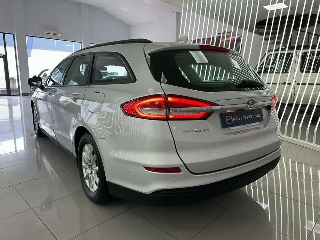 Usado Ford Mondeo Trend 150 CV (110 kW) 2021 Gris Familiar