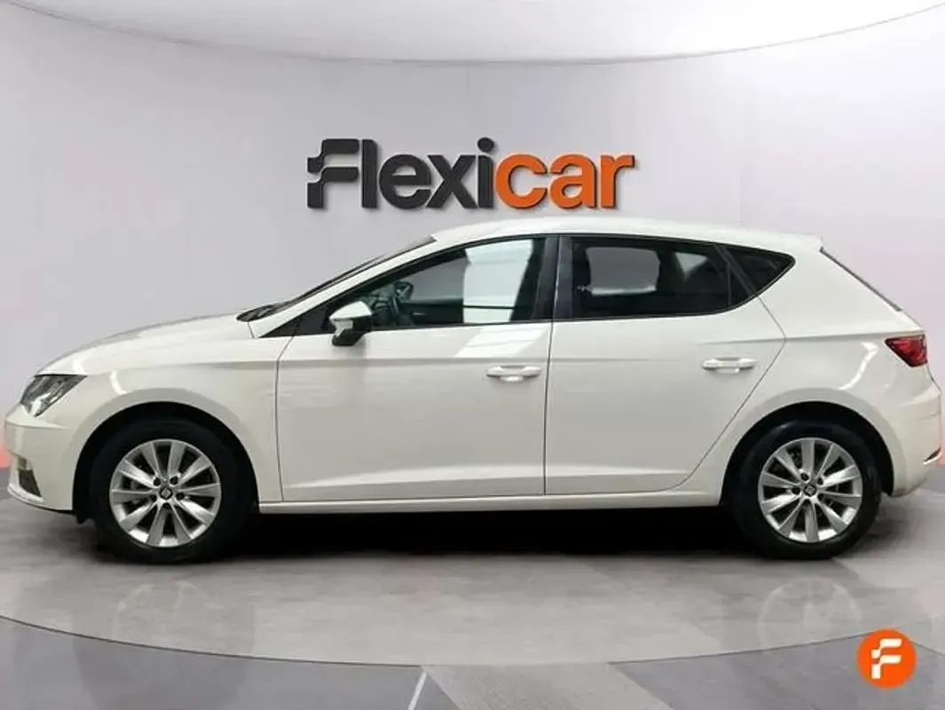 Usado Seat Leon ST Style 110 CV (80 kW) 2018 Blanco Familiar