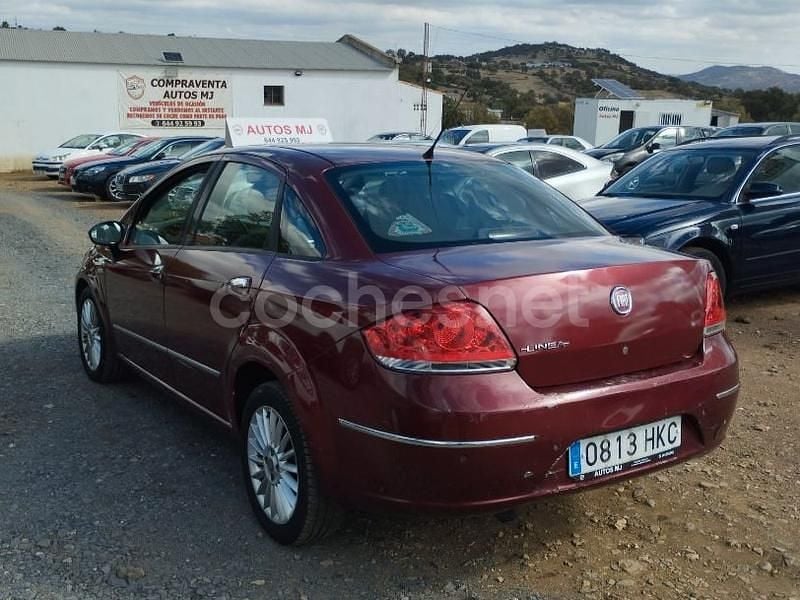Usado Fiat Linea Active 105 CV (77 kW) 2012 Granate Berlina