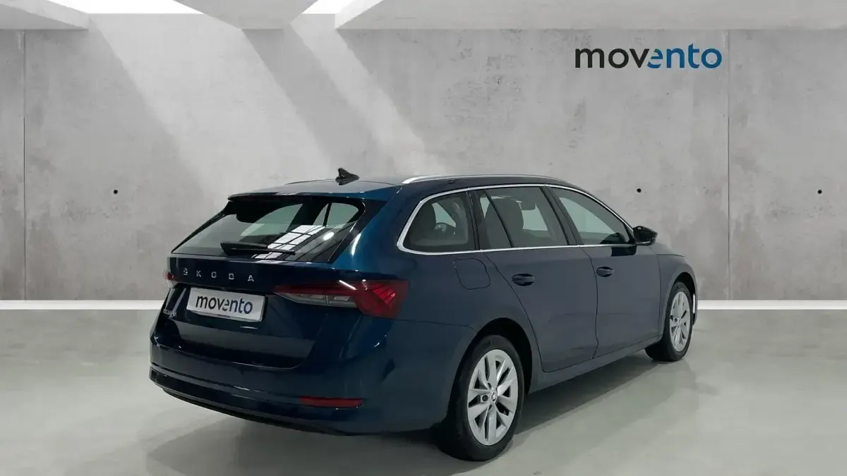 Usado Skoda Octavia Selection 150 CV (110 kW) 2023 Azul Familiar