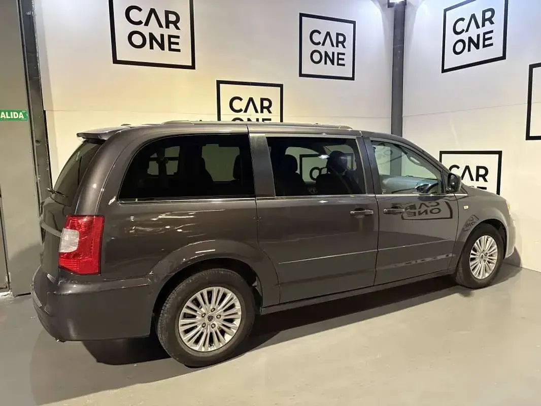 Usado Lancia Voyager Gold 178 CV (130 kW) 2015 Gris Monovolumen