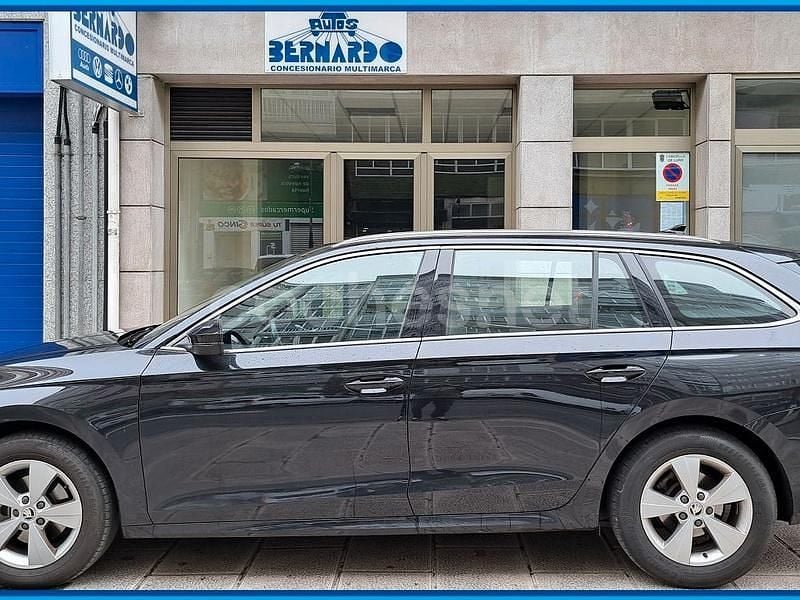 Negro Usado 2021 Skoda Octavia Ambition Familiar | 17.500 € (Super precio) - Imagen 1/4