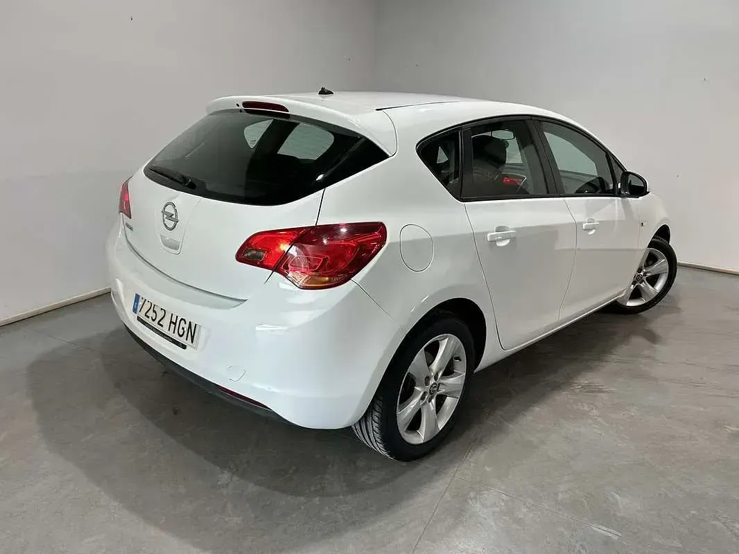 Usado Opel Astra Enjoy 116 CV (85 kW) 2011 Blanco Utilitario