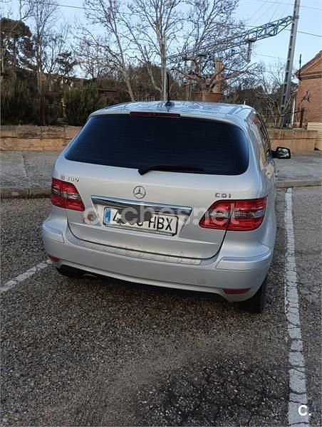 Usado Mercedes B180 109 CV (80 kW) 2011 Gris / plata Monovolumen