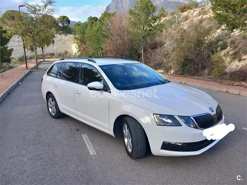 Usado Skoda Octavia Style 150 CV (110 kW) 2019 Blanco Familiar
