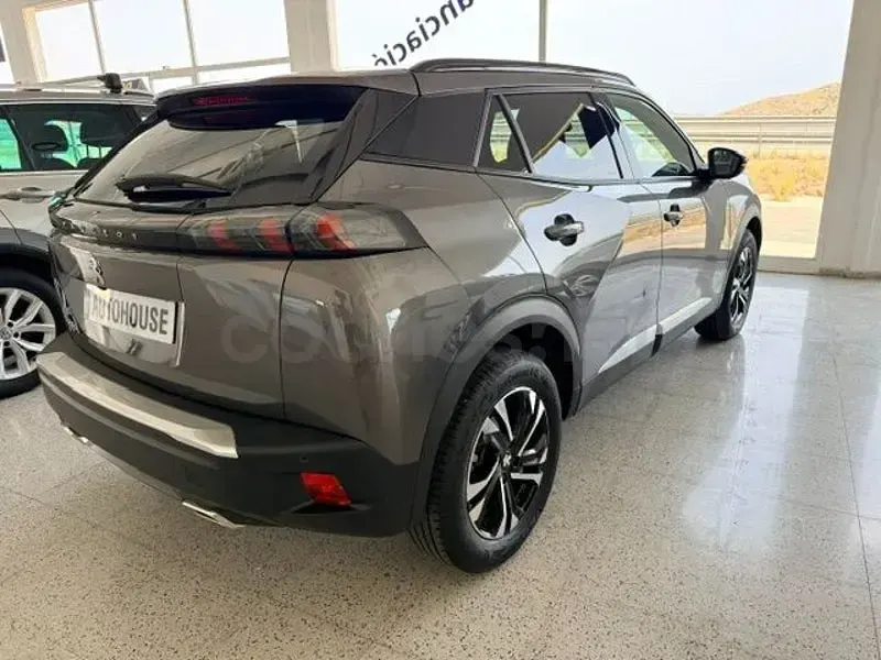Usado Peugeot 2008 Allure 130 CV (95 kW) 2023 Gris / plata SUV