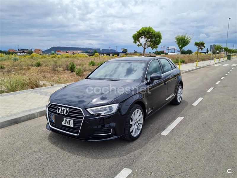 Usado Audi A3 Attraction 110 CV (80 kW) 2017 Negro Berlina