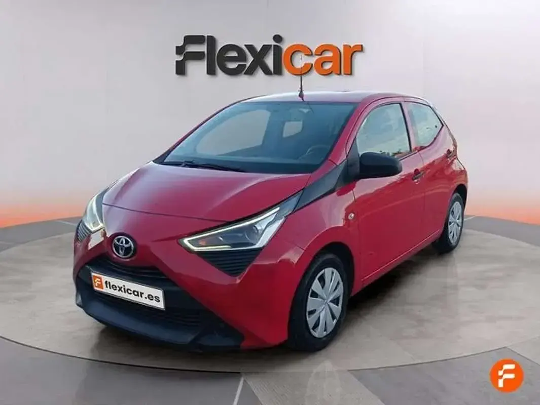 Usado Toyota Aygo X-play 72 CV (52 kW) 2022 Rojo Utilitario