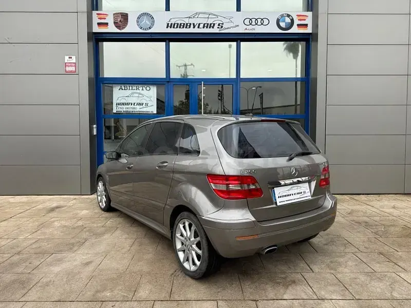 Usado Mercedes B200 140 CV (102 kW) 2006 Gris / plata Monovolumen