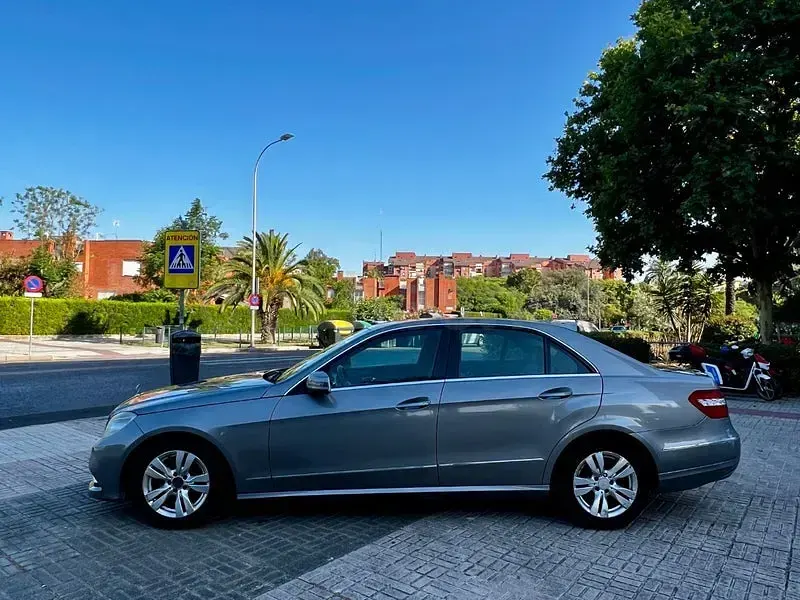 Usado Mercedes E220 Avantgarde 170 CV (125 kW) 2009 Gris / plata Berlina