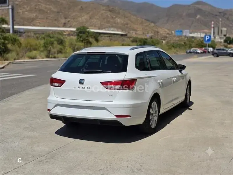 Usado Seat Leon ST Style 130 CV (95 kW) 2020 Blanco Familiar