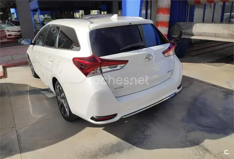 Usado Toyota Auris 112 CV (82 kW) 2016 Blanco Familiar
