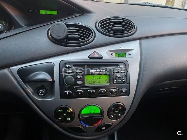 Usado Ford Focus Trend 100 CV (73 kW) 2004 Granate Berlina