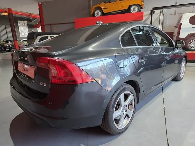 Usado Volvo S60 Momentum 163 CV (119 kW) 2011 Negro Berlina