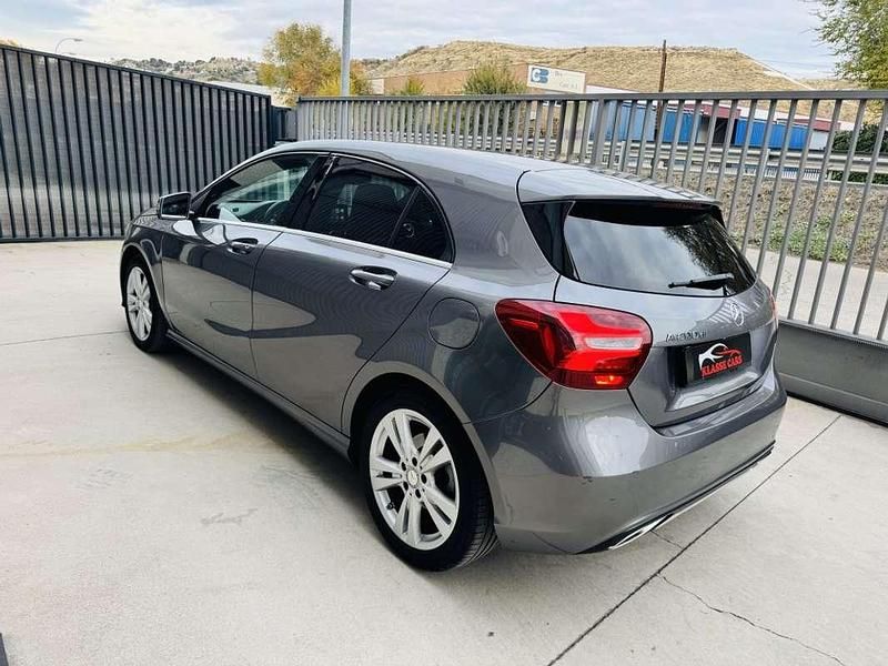 Usado Mercedes A200 Urban 136 CV (100 kW) 2016 Gris Utilitario