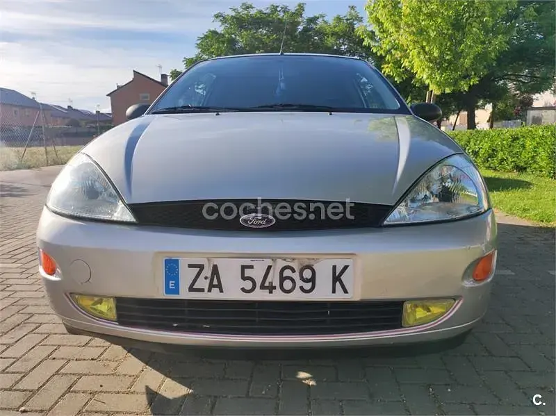 Usado Ford Focus Trend 100 CV (73 kW) 1999 Gris / plata Berlina