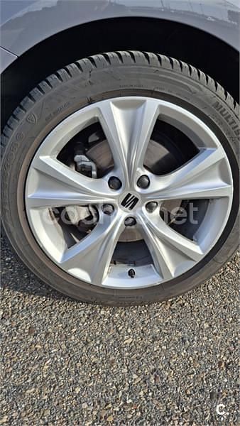 Usado Seat Leon FR 110 CV (80 kW) 2023 Gris / plata Berlina