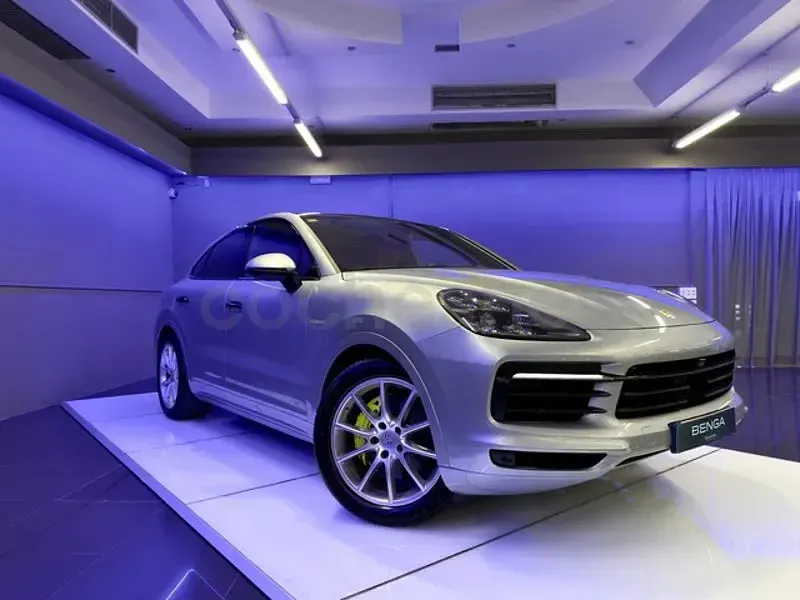 Usado Porsche Cayenne 462 CV (339 kW) 2019 Gris / plata SUV