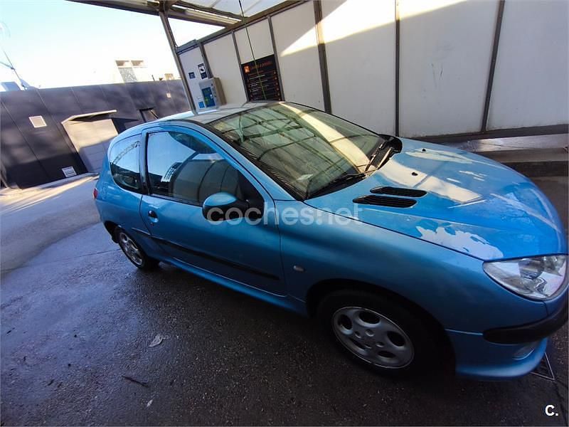 Usado Peugeot 206 75 CV (55 kW) 2002 Azul Berlina