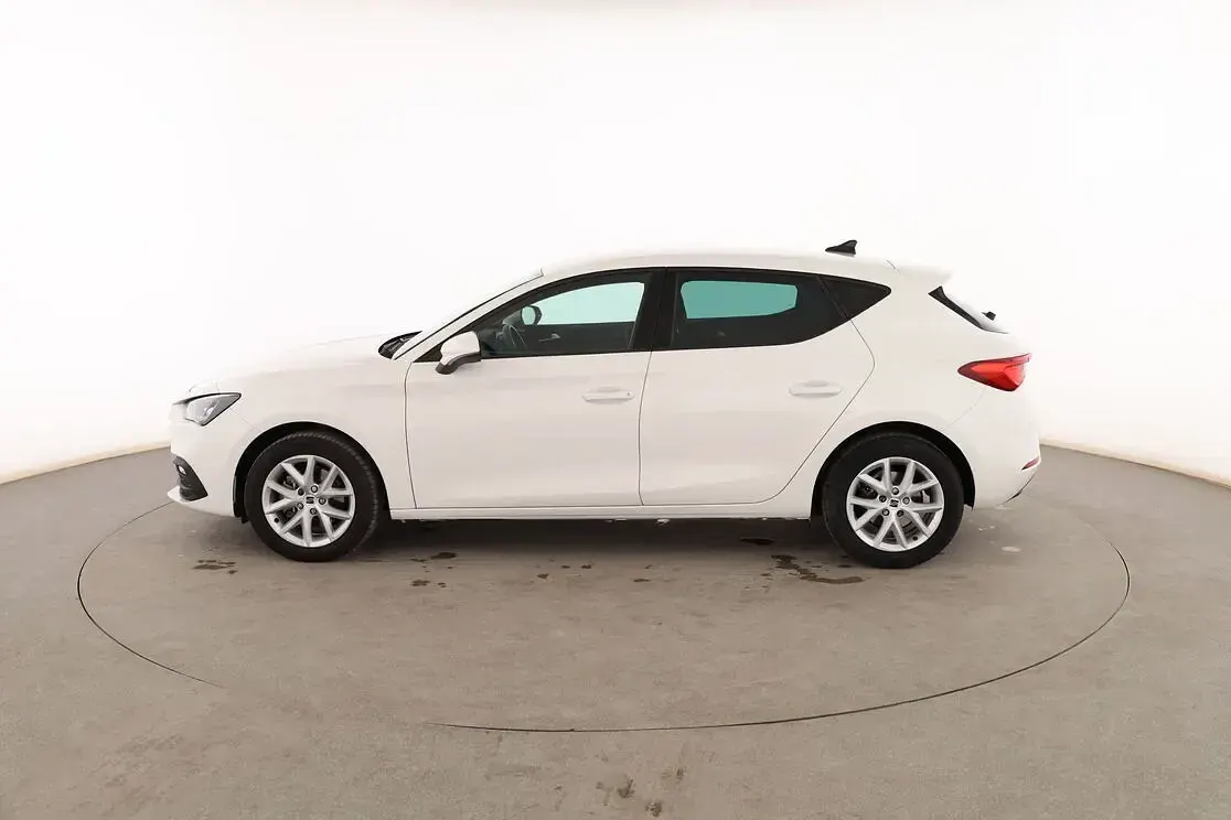 Usado Seat Leon Style 110 CV (80 kW) 2021 Blanco Berlina