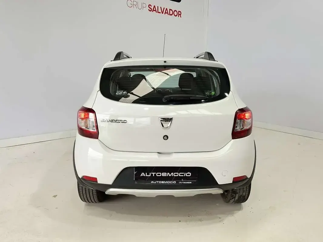 Usado Dacia Sandero Stepway 90 CV (66 kW) 2015 Blanco Utilitario