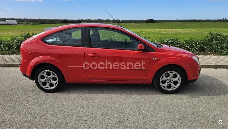 Usado Ford Focus Trend 100 CV (73 kW) 2007 Rojo Berlina
