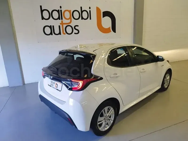 Usado Toyota Yaris Hybrid Active 116 CV (85 kW) 2021 Blanco Berlina
