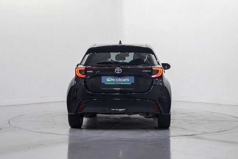 Usado Toyota Yaris Hybrid Style 116 CV (85 kW) 2022 Negro Berlina