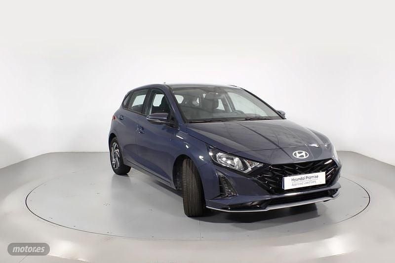 Gris Usado 2024 Hyundai i20 Berlina | 17.900 € (Precio justo) - Imagen 1/4