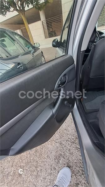 Usado Ford Focus Ambiente 100 CV (73 kW) 1999 Gris / plata Berlina