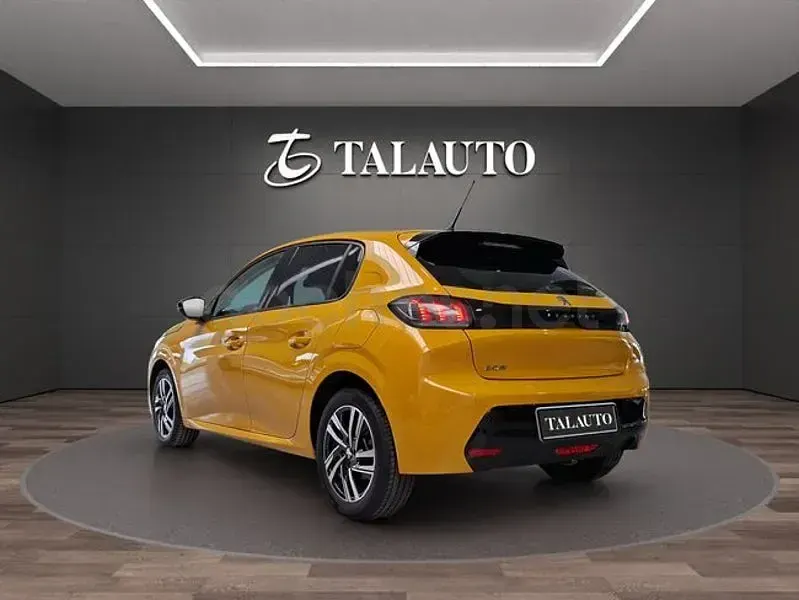 Usado Peugeot 208 Allure 100 CV (73 kW) 2022 Amarillo Utilitario
