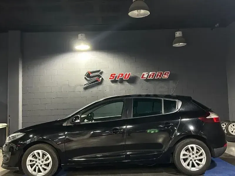 Usado Renault Mégane LIMITED 115 CV (84 kW) 2015 Negro Berlina