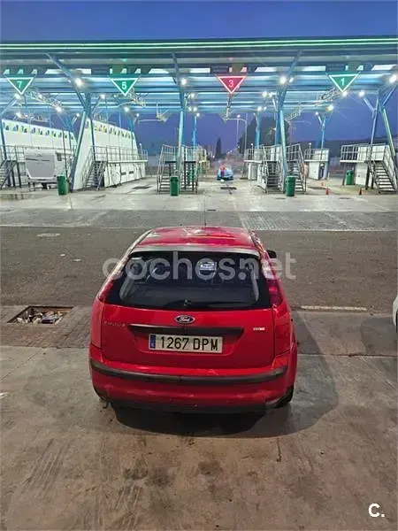 Usado Ford Focus Sport 115 CV (84 kW) 2005 Rojo Berlina