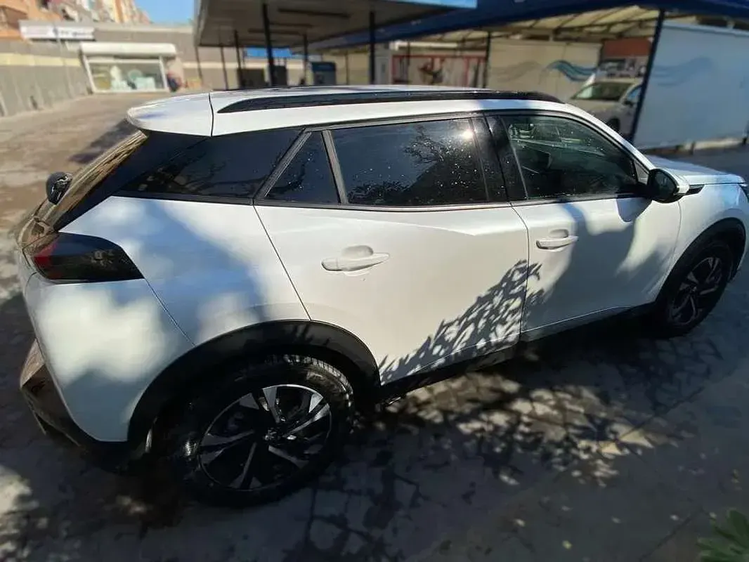 Usado Peugeot 2008 Allure 131 CV (96 kW) 2020 Blanco SUV